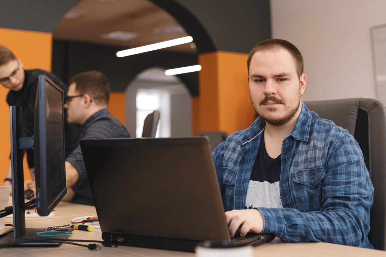 Journalistin arbeitet mit KI-Tools für moderne Recherche und Content-Erstellung